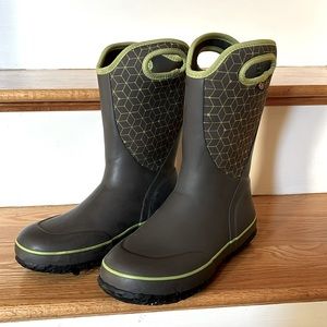 Bogs gray waterproof classic insulated high boot with green trim.  Youth Size 6